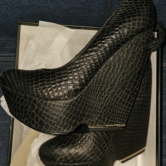 MIA Limited Edition - Picture 4 of 6